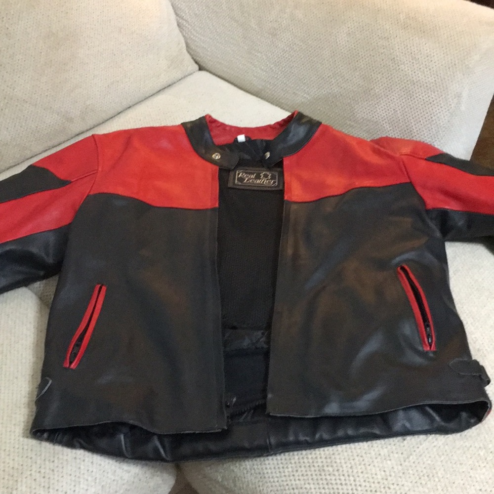 Men’s leather motorcycle jacket with pads